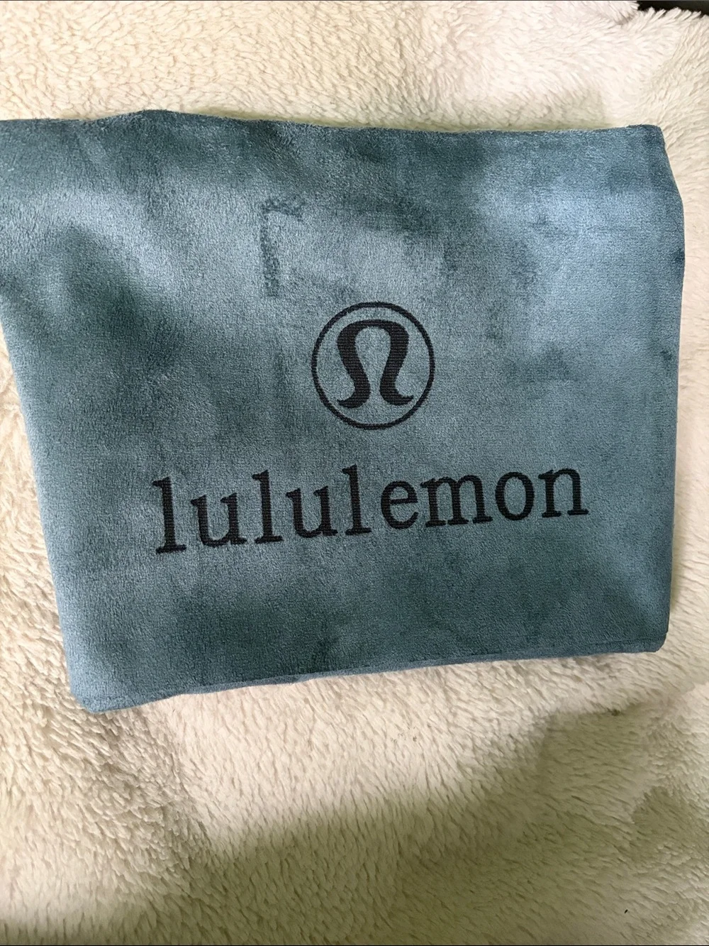 lululemon athletica Small Gym Towel - Dusty Blue